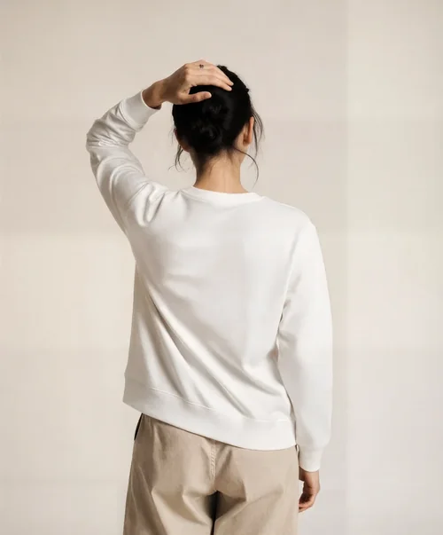 Stylish Mockup of a Woman in a Relaxed Sweatshirt