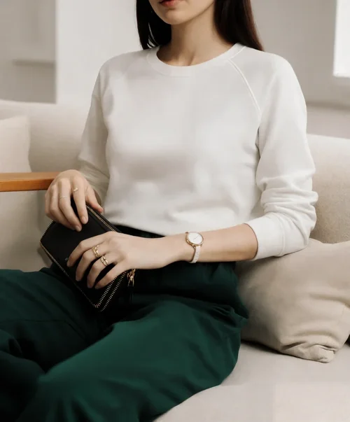 Stylish Mockup of a Young Woman in a Sweatshirt